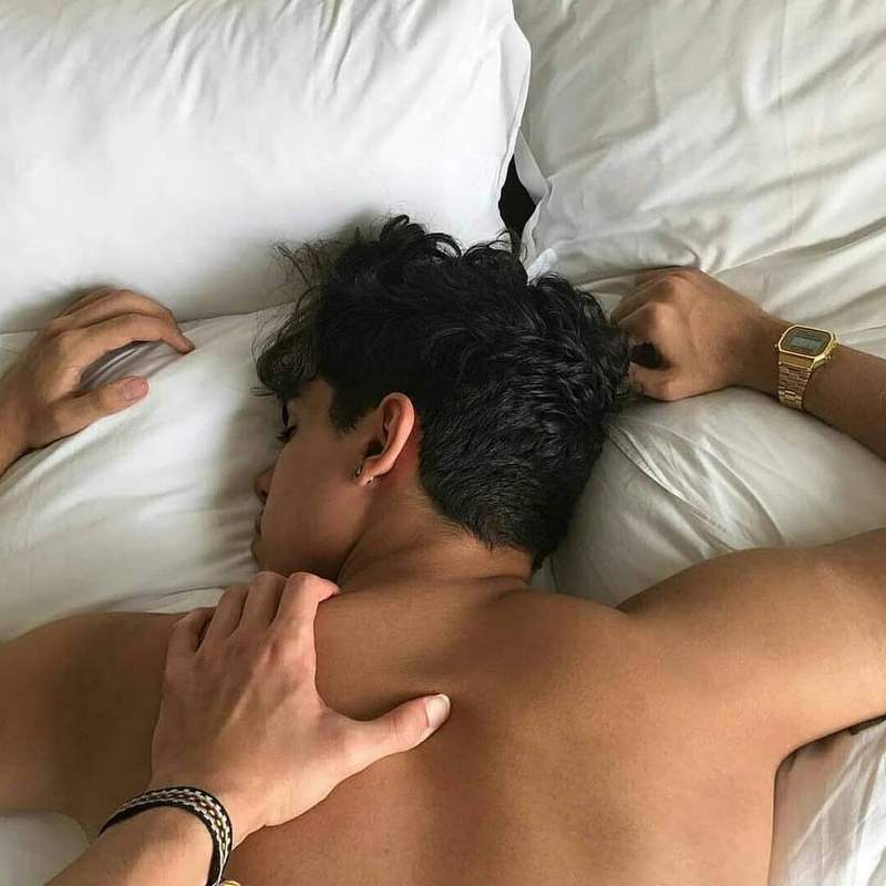 Молодая девушка и негр занимаются красивым и страстным сексом прямо на кровати
